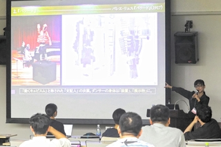 バレエ作品について講演する関典子さん＝神戸大学