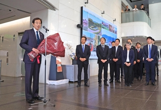 神戸市長選で４選を果たし、職員にあいさつする久元喜造市長＝27日午前、神戸市役所（撮影・丸山桃奈）