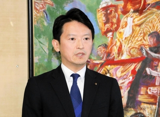 報道陣の取材に応じる斎藤元彦兵庫県知事＝２７日午後、県庁（撮影・井上太郎）