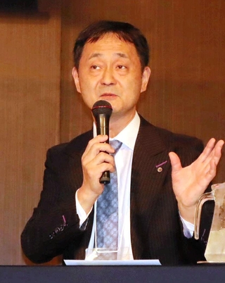 地元の国際性について話す北野天満神社の佐藤典久宮司＝神戸市中央区北野町１、ＡＮＡクラウンプラザホテル神戸