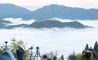 雲海に包まれた竹田城跡＝朝来市和田山町竹田