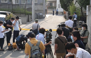 規制線が張られた現場周辺には大勢の報道陣などが集まった＝２０２０年６月、宝塚市内