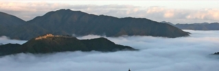 雲海に包まれた竹田城跡（左）＝朝来市和田山町竹田