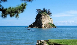 能登のシンボル・見附島。崩落の跡が地震のすさまじさを物語る