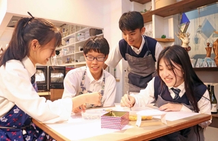 楽しげに作業する「フラワラフ」メンバーの（左から）金光爽良さん、金田虎哲さん、小泉翼さん、谷桜羽さん＝神戸市灘区水道筋６