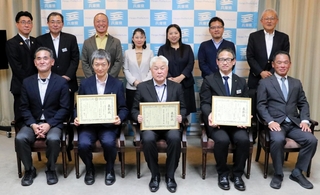 外部委員が兵庫県の事業改善の成果をたたえた表彰式＝県庁