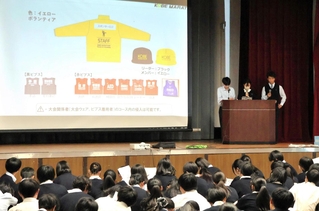 沿道でのボランティアの注意点を同級生に伝えるリーダーの生徒＝神戸野田高校