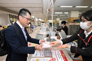 年賀はがきを購入する男性＝３０日午前、神戸市中央区栄町通６、神戸中央郵便局（撮影・斎藤雅志）