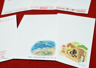 今年で復元整備から５０年を迎えた神戸市垂水区の五色塚古墳をデザインした年賀はがきも販売している＝３０日午前、神戸市中央区栄町通６、神戸中央郵便局（撮影・斎藤雅志）