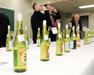 清酒の品質を確かめる酒造関係者ら＝大阪市中央区大手前１