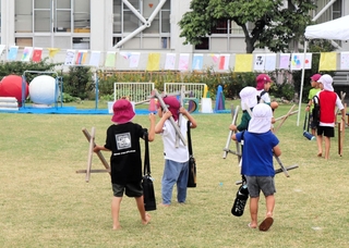 園庭に向かい、準備を始める子どもたち＝神戸市東灘区御影山手１、頌栄幼稚園