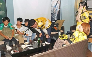 ソフトバンクの猛反撃に遭い、落胆する阪神ファン＝30日夜、神戸市中央区古湊通１、スポルテリア