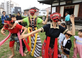 インドネシアの仮面舞踊を披露する踊り手たち＝神戸市長田区西尻池町４、高福寺