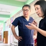 手術を終えた患者と向き合う河野朋子さん（右）ら＝８月、ミャンマー・ワッチェ村、ワッチェ慈善病院（ジャパンハート提供）