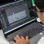 育英高校の外観を３Ｄで制作する生徒＝神戸市長田区長尾町２、育英高校