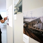 阪神・淡路大震災で被害を受けた駅や鉄道の様子を紹介する特別展＝神戸市中央区脇浜海岸通１