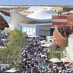 大勢の人でにぎわう大阪・関西万博会場＝１日午後、大阪市此花区（撮影・吉田敦史）