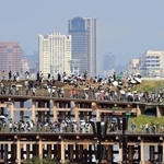大屋根リングの上で過ごす人たち＝１日午後、大阪市此花区（撮影・吉田敦史）