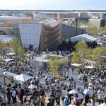 大勢の人でにぎわう大阪・関西万博会場＝１日午後、大阪市此花区（撮影・吉田敦史）