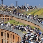 大勢の人でにぎわう大屋根リング＝１日午後、大阪市此花区（撮影・吉田敦史）