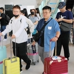 神戸空港に降り立った訪日客ら＝神戸市中央区