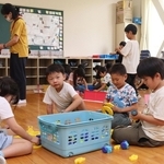 伊丹市立神津小学校の校舎の一角で開かれている学童保育＝伊丹市森本１