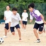 部活動の受け皿として設立された地域クラブでプレーする選手たち＝５月、兵庫県猪名川町白金１