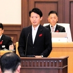 追加議案の提案説明をする斎藤元彦知事＝兵庫県議会（撮影・岩崎昂志）