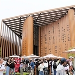 伝統的な巻物を広げた形を表現した中国パビリオンの外観＝大阪市此花区の夢洲