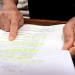 「解雇をにおわせた退職勧奨はパワーハラスメントに当たる」と記された就業規則を示す男性＝芦屋市