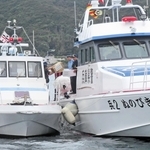 警備艇による物資輸送の訓練で、徳島県警の「なると」（左）へ物資を引き渡す兵庫県警の「ぬのびき」＝徳島県鳴門市の亀浦港沖（兵庫県警提供）