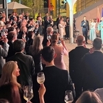 東西ドイツ統一３５年を祝って乾杯する日独関係者ら＝大阪・関西万博ドイツ館