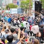 沿道を埋め尽くすほどの人出の中、三宮と元町の境界線を巡って激戦が繰り広げられた＝４日午後、神戸市中央区三宮町２