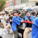 三宮と元町の境界線を巡って懸命に綱を引く参加者ら＝４日午後、神戸市中央区三宮町２