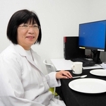 「網膜色素変性症」の患者の見え方や視野の検査について説明する前田亜希子医師＝神戸市中央区港島南町２、同市立神戸アイセンター病院