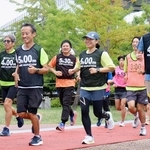 神戸マラソン本番に向け、タイムを意識しながら走るペースセッターたち＝神戸市中央区小野浜町、みなとのもり公園