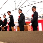 起工式で行われたくわ入れの様子＝神戸市北区山田町原野