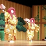 上品な舞が求められる「二人猩々」を披露する（左から）若柳澪さんと若柳凛さん＝神戸国際会館こくさいホール