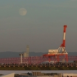 大阪・関西万博会場からも見えた中秋の名月＝６日午後、大阪市此花区から（撮影・吉田敦史）