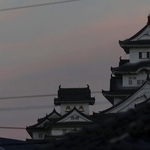 薄暮の空に浮かぶ「中秋の名月」と姫路城の大天守＝６日午後、姫路市山野井町から望む