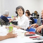 「元町おとなの給食会」で、昼食を食べながら会話に花を咲かせる参加者ら＝神戸市中央区元町通２