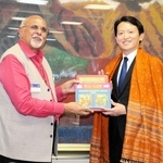 グジャラート州日本国名誉領事のムケシュ・パテル氏（左）から記念品を受け取る斎藤元彦知事＝兵庫県庁