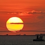 主塔の間に落ちる太陽＝６日午後、大阪市此花区の大阪・関西万博会場から