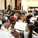 記念演奏を前に入念に音合わせをする学生ら＝西宮市岡田山、神戸女学院大