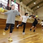 コベカツ実証事業として行われたドッジボールの練習。民間の指導者のもと、中学生が基礎から体験した＝神戸市垂水区星陵台４（撮影・小林良多）