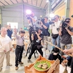 テレビカメラの並ぶ中、丹波篠山産マツタケの初競りがあった＝丹波篠山市郡家