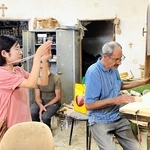 生産者の作業風景を撮影する高橋智恵さん（左）＝パレスチナ自治区ヨルダン川西岸地区（２０２５年８月、高橋さん提供）