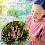 初競りで落札されたマツタケ。今年は猛暑が続いたが、お盆以降の雨で豊作の気配があるという＝丹波篠山市二階町、料理旅館「近又」