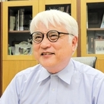 北川進氏のノーベル化学賞受賞を受けて、喜びを語る理化学研究所放射光科学研究センターの石川哲也センター長＝８日夜、兵庫県佐用町光都１