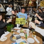 村上春樹さんの受賞はならなかったが、来年に向けて乾杯するファンたち＝９日夜、神戸市中央区中山手通２（撮影・大田将之）